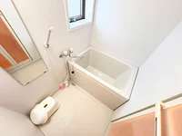 バストイレは別♪バスルームには風呂桶・風呂イス・風呂用洗剤・スポンジをご用意しておりますのでぜひご活用ください！