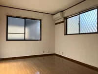 角部屋の2面窓で室内は明るいです。