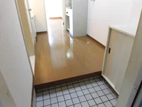 玄関部（靴ベラ、傘立ても設置しています。）