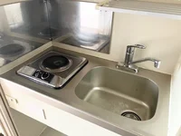 電気コンロです。（調理器具・食器も付きます。）