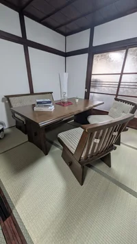 食卓を囲むのにぴったりなテーブル♪