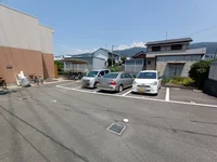 駐車場は別途料金が必要です。