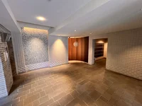 エントランスは明るく解放感があります。