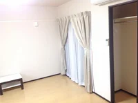 窓には防犯シャッターもあり長期外出の際も安心です。