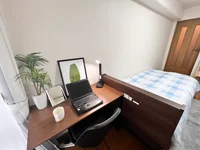 リモートワークに最適なデスクとチェアを設置しています。