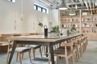 【カフェ】コワーキングスペースとして利用可能。Wi-Fiやコンセントなどテレワークにも嬉しい空間です。