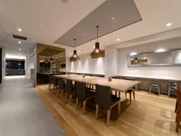 ラウンジスペースでは無料ドリンクをご用意しております。ちょっとしたPC作業にもおすすめ。