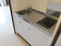 手前ＩＨ　奥電気コンロ　広々としたキッチンです。