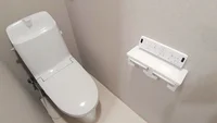 シャワートイレつき、トイレットペーパーも2個つけられます