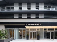 こちらからホテル内へ。