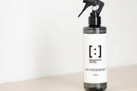 オリジナルラベルの消臭スプレー。