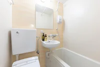 バスルームは3点ユニット。