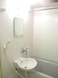 鏡と洗面台付き