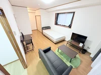 温かい雰囲気のお部屋！自宅で暮らすようなゆったりとした空間が魅力的♪出張の方はもちろん、観光にいらっしゃった方にもおススメ☆★Ｓマンスリーのお部屋は家具・家電・備品の充実度が高いため大変ご好評いただいております。