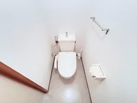 ウォシュレットつきのトイレです。老若男女皆様に安心してご利用いただけますね☆トイレにもトイレ用洗剤とトイレ用ブラシをご用意しておりますので長期ご利用の場合の気になる汚れなどもお掃除して頂けます