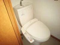 温水洗浄便座付き。同タイプの写真です。