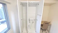 大きめのワードローブも完備。洗濯用のピンチハンガーなどもご用意しています。