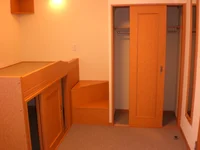 クローゼット完備ベット下も収納スペースになっています。