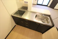 ワイドキッチン2口コンロ（手前のみⅠＨ専用）お掃除が楽チン