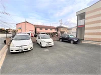 駐車場は別料金となります。