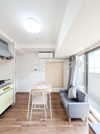 ダイニングテーブル・チェア完備♪