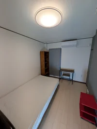 4階ベッドルーム、書斎（本棚にDVDソフトあり））