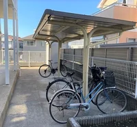屋根付き駐輪場完備