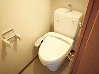 温水洗浄便座付き。同タイプの写真です。