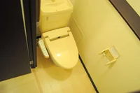 温水便座付きでトイレ内も十分な広さです!