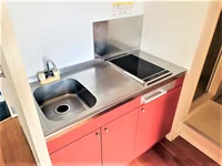 掃除しやすい電気コンロ付き。