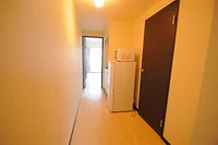 廊下にキッチン・冷蔵庫・電子レンジ