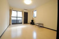 部屋の奥には収納があります。