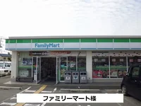 ファミリーマートまで560m