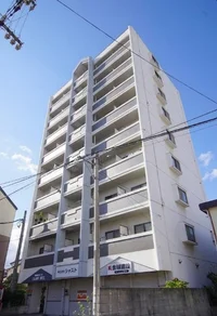 オートロック付き♪駐車場あり！周辺にはコンビニや飲食店など、生活する際に助かるお店が多数！