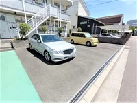 駐車場は別料金となります。