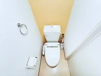 ウォシュレットつきのトイレです。老若男女皆様に安心してご利用いただけますね☆トイレにもトイレ用洗剤とトイレ用ブラシをご用意しておりますので長期ご利用の場合の気になる汚れなどもお掃除して頂けます^^