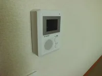 モニターホン。玄関を監視できます。