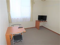 カーテンやテーブル、テレビも備え付けです