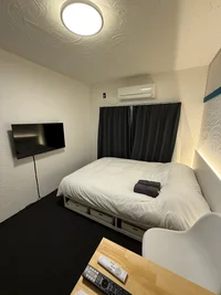 ダブルベッド、40インチテレビ