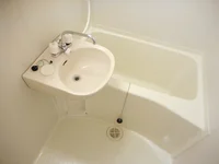 洗面台とユニット式のお風呂です