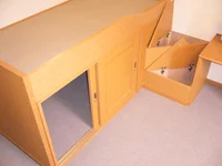 ベット下、階段下収納スペースあり