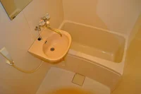 浴室乾燥機つきで洗濯物も干せます！