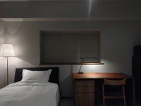 大きな出窓はブラインドですっきり。コンセントもあります。