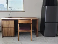 ウォールナットのデスクはW1400×D600、デスクランプは山田照明のZライトで調色調光タイプ