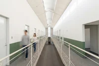 2階の各お部屋へと続く、白を基調とした明るく広々とした回廊。（※写真はイメージです）