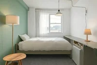 【ベーシック居室】グリーンのアクセントクロスで落ちつく空間