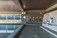 ゆったりつかれるサイズの大浴場。小浴場もあり、男女入れ替わり運用です。（※別施設のイメージ）