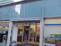 ローソンJR桃谷駅前店まで350m