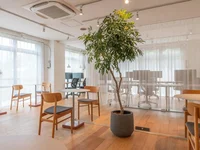 1階には24時間使い放題のシェアラウンジがあります！