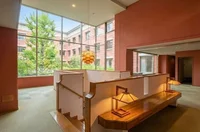 ⑤高い天井と大きな窓が開放的なエントランスホール